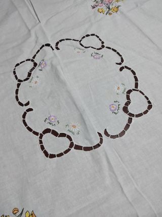 Centrotavola ricamato fiori 80x80cm