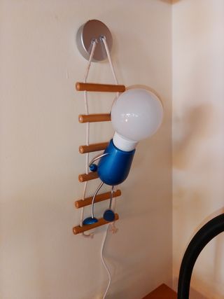 Lampada da tavolo blu a forma di uomo