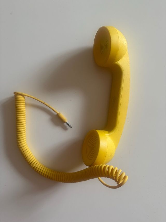 Auricular teléfono vintage amarillo