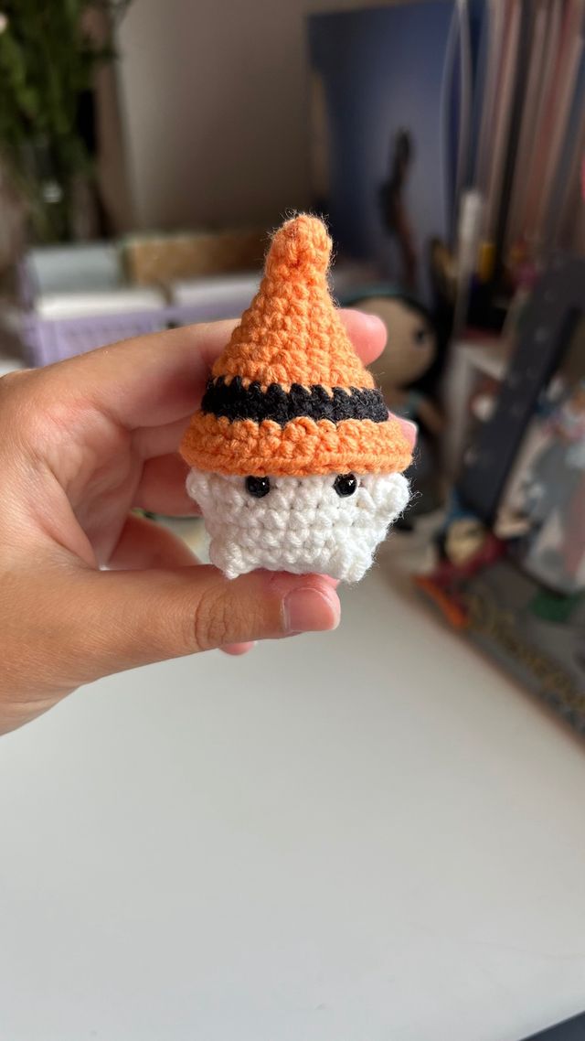 Llavero amigurumi bruja