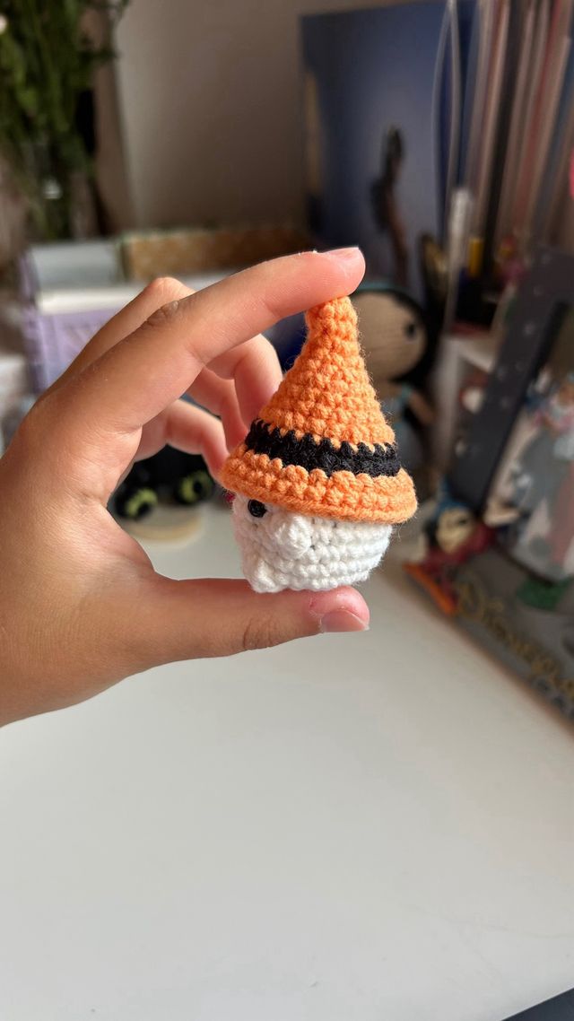 Llavero amigurumi bruja