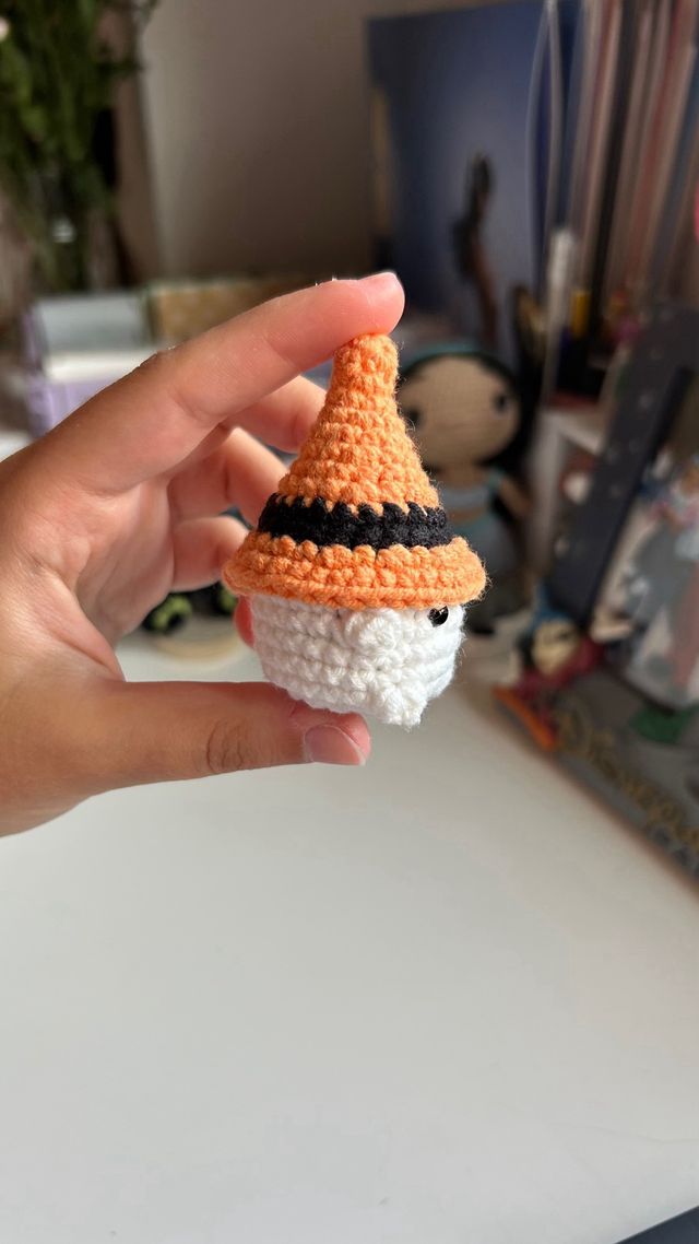 Llavero amigurumi bruja