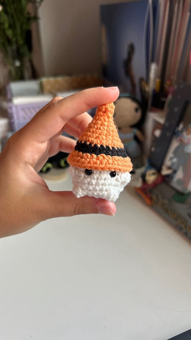 Llavero amigurumi bruja