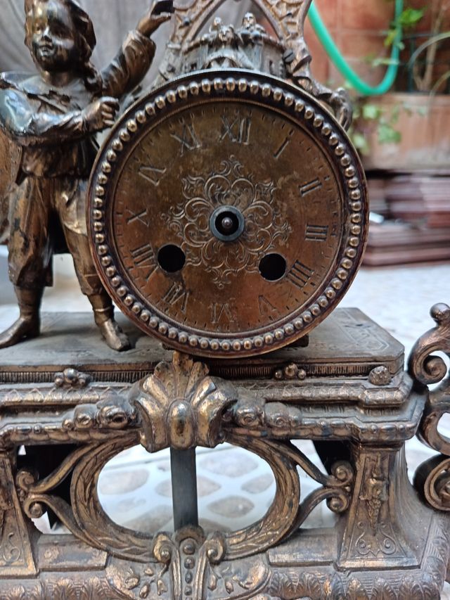 Orologio antico in bronzo