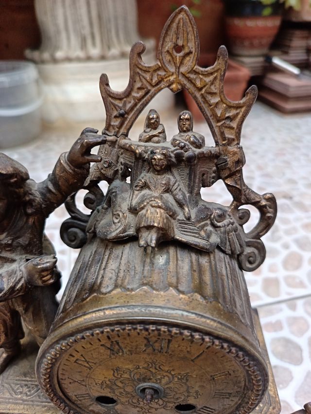 Orologio antico in bronzo