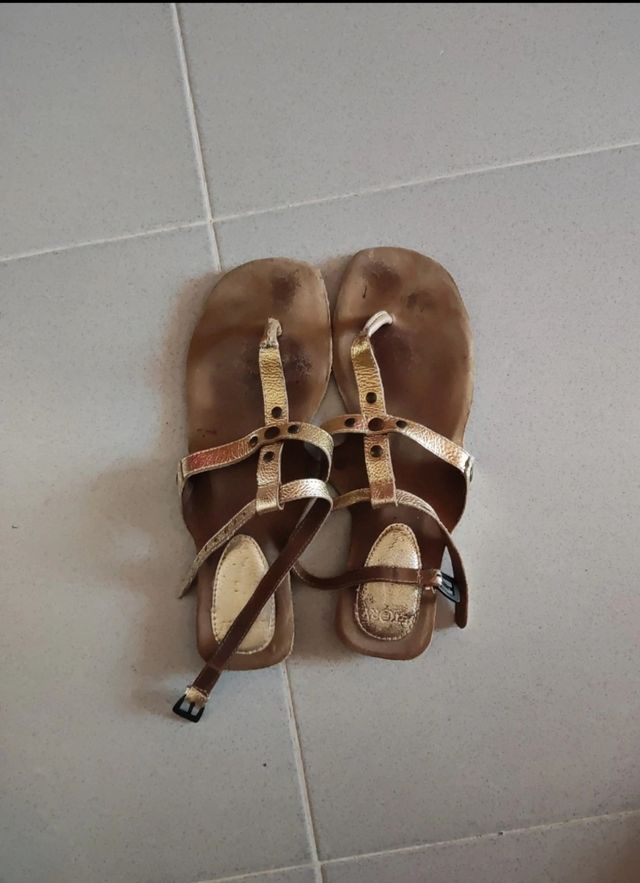 Sandalias piel dorada mujer