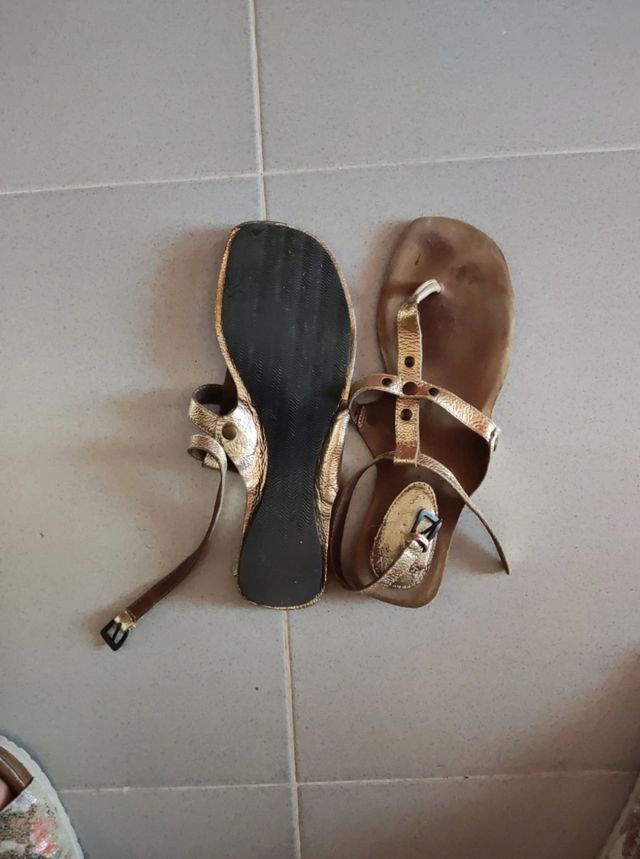 Sandalias piel dorada mujer