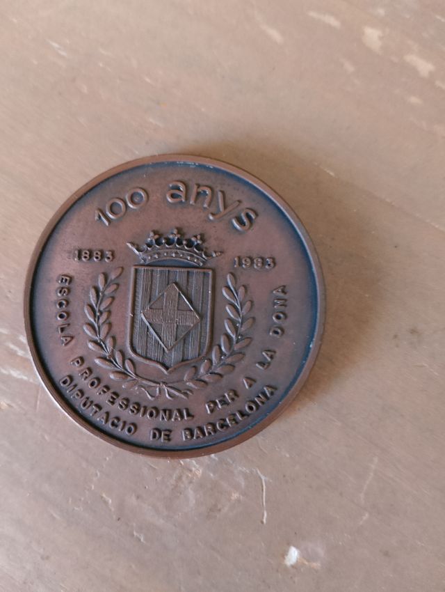 Medalla 100 anys Escola Professional Dona