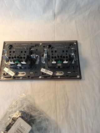 Interruptor y enchufes eléctricos