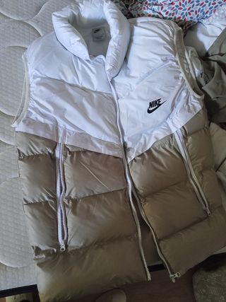 Chaleco Nike beige y blanco