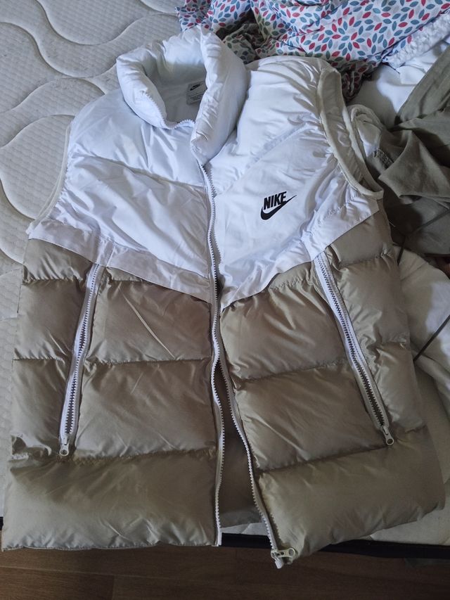 Chaleco Nike beige y blanco