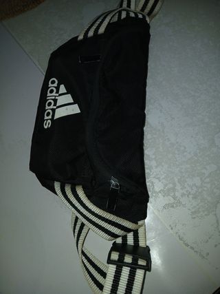 Riñonera Adidas negra