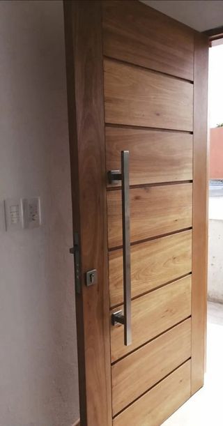 barnizar un puerta de exterior es necesario