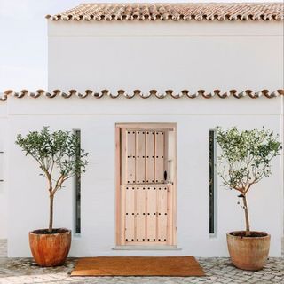 barnizar un puerta de exterior es necesario