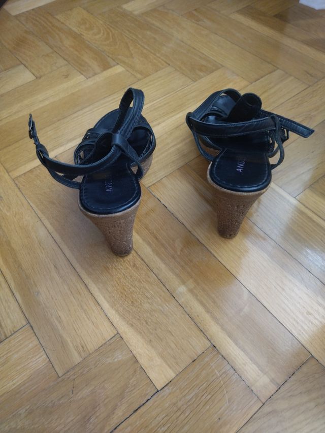 Sandalias negras tacón cuña