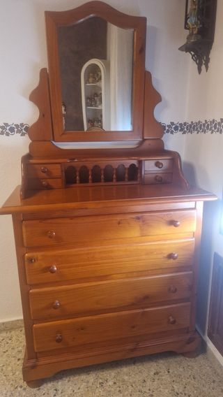 Cómoda antigua de madera