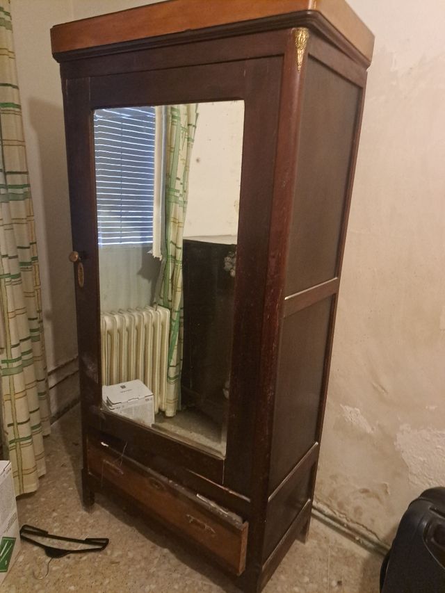 Antico armadio in legno