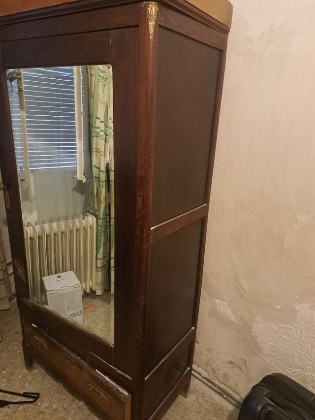 Antico armadio in legno