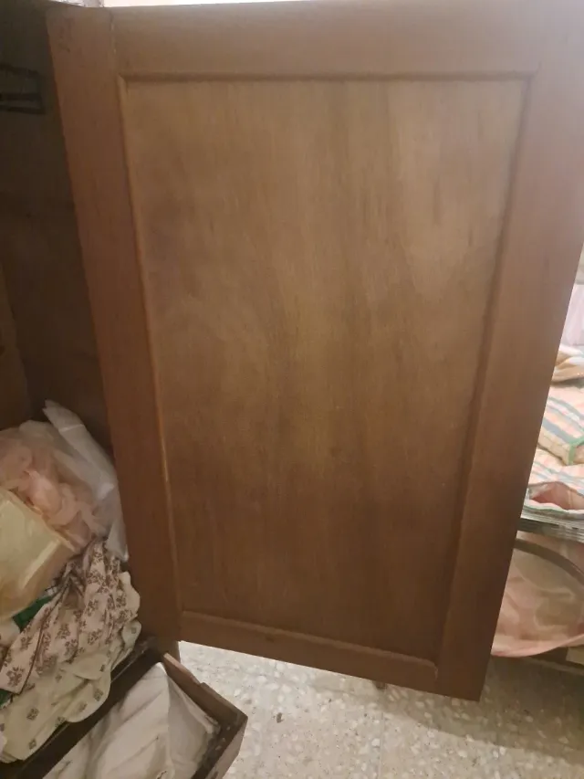 Antico armadio in legno