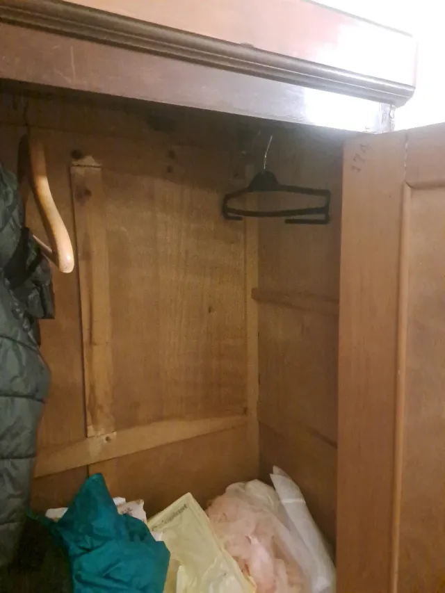 Antico armadio in legno