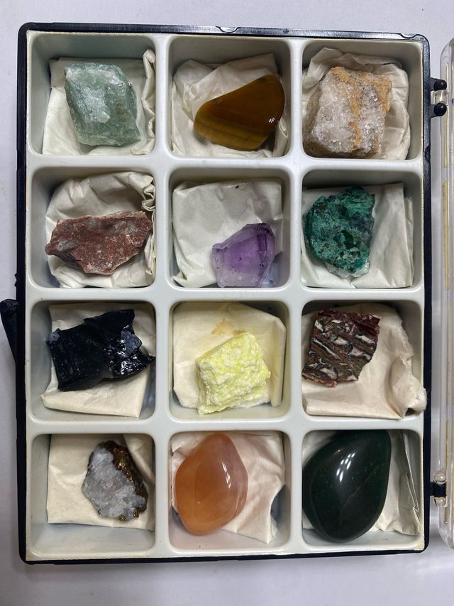 Raccolta di 12 minerali