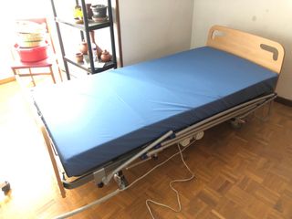 Cama articulada eléctrica, mesa aux.almoha+sabanas