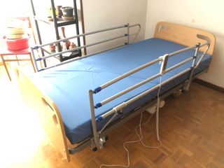 Cama articulada eléctrica, mesa aux.almoha+sabanas