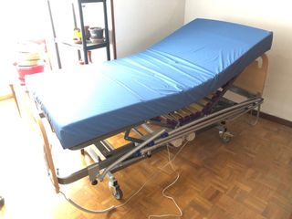 Cama articulada eléctrica, mesa aux.almoha+sabanas