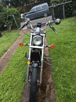 Moto clásica Suzuki intruder 800