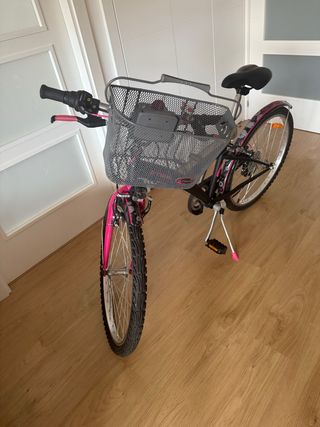 Bicicleta niña con cesta.