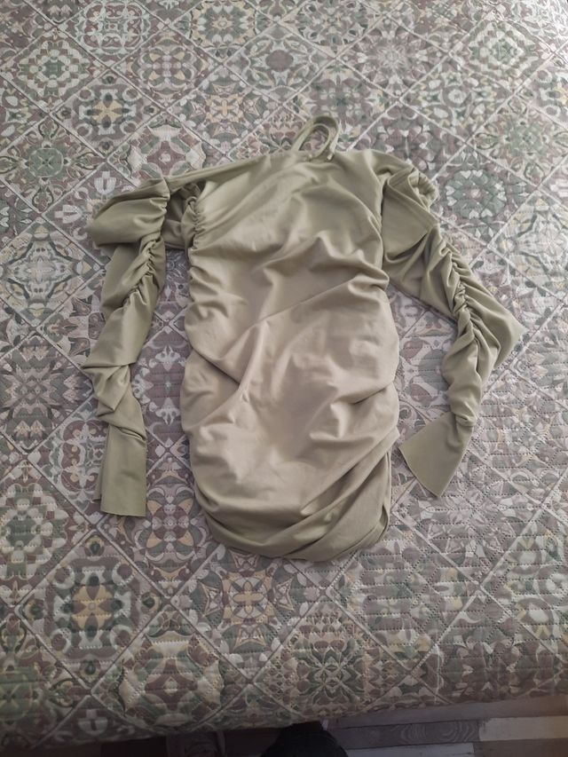 Vestido corto verde oliva ajustado