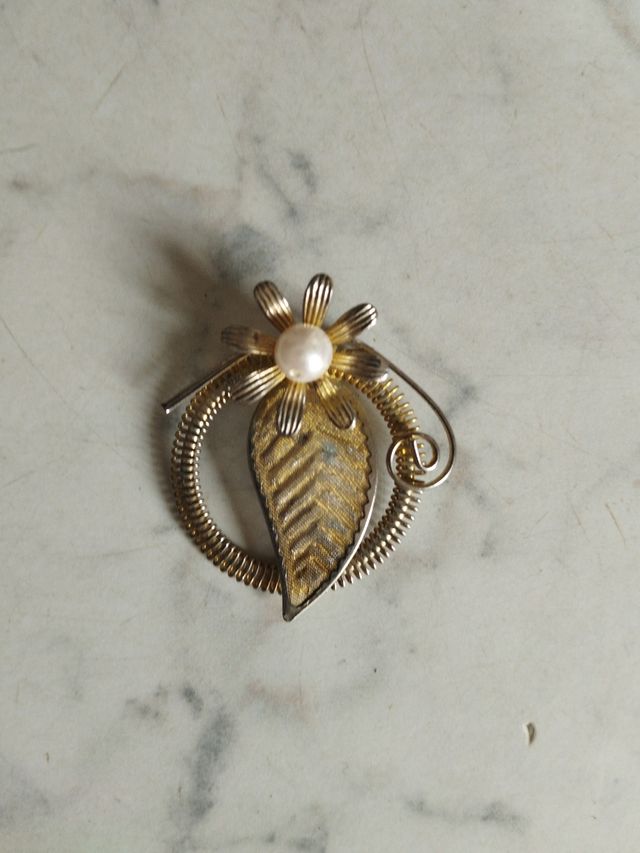 Broche dorado con perla