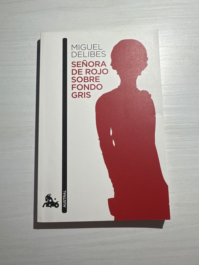 Señora de rojo sobre fondo gris