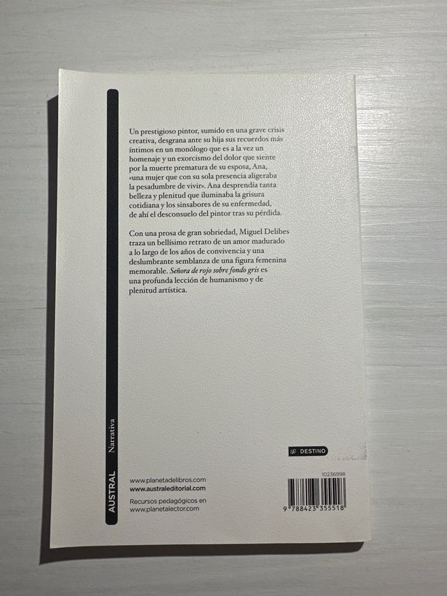 Señora de rojo sobre fondo gris