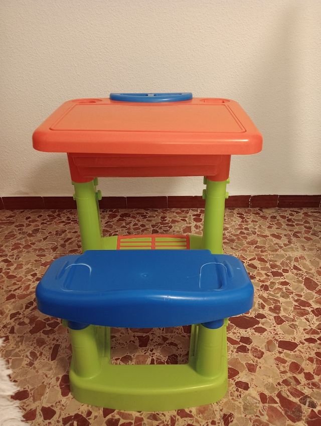 Pupitre infantil de plástico