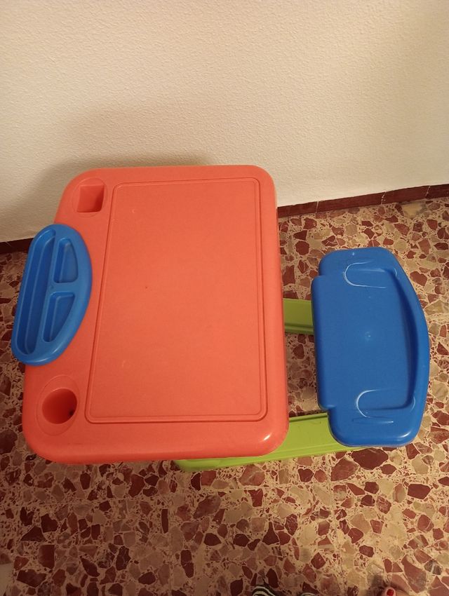 Pupitre infantil de plástico