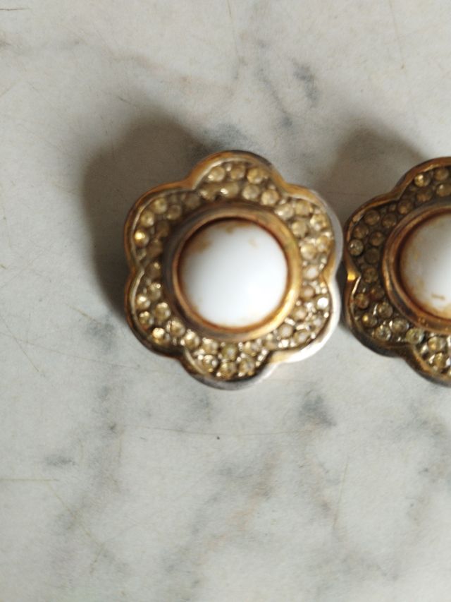 Pendientes dorados con flores