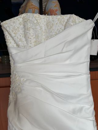 Vestido de novia con cola- blanco - sin usar