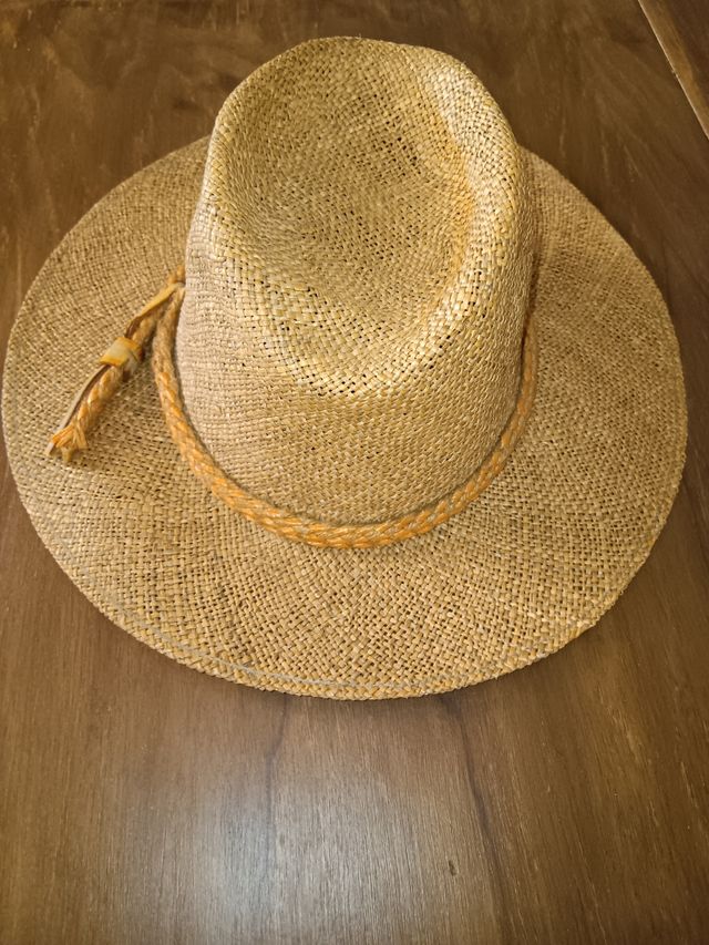 Cappello estivo marrone chiaro