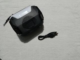 Cassa bluetooth portatile per il mare 
