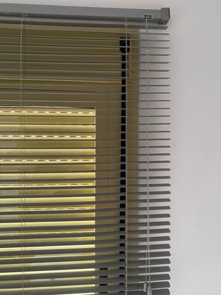 Persiane in metallo beige lunghe 1500 mm
1200mm di larghezza