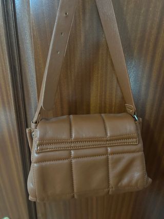 Bolso bandolera marrón acolchado