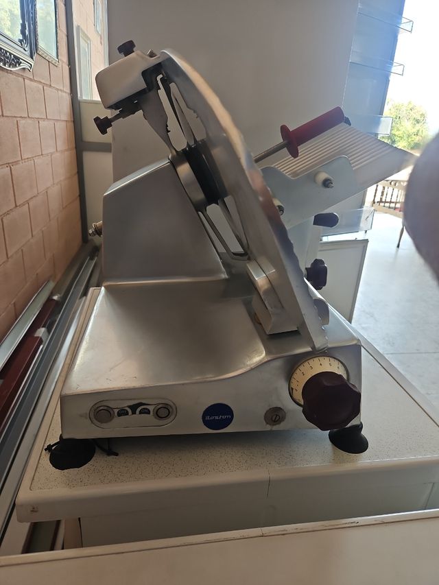 Cortafiambres - Máquina de cortar fiambre. 