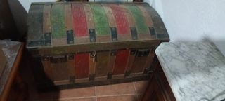 Baúl antiguo de madera y metal