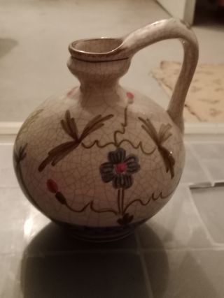 Jarrón cerámico vintage con un asa. 

