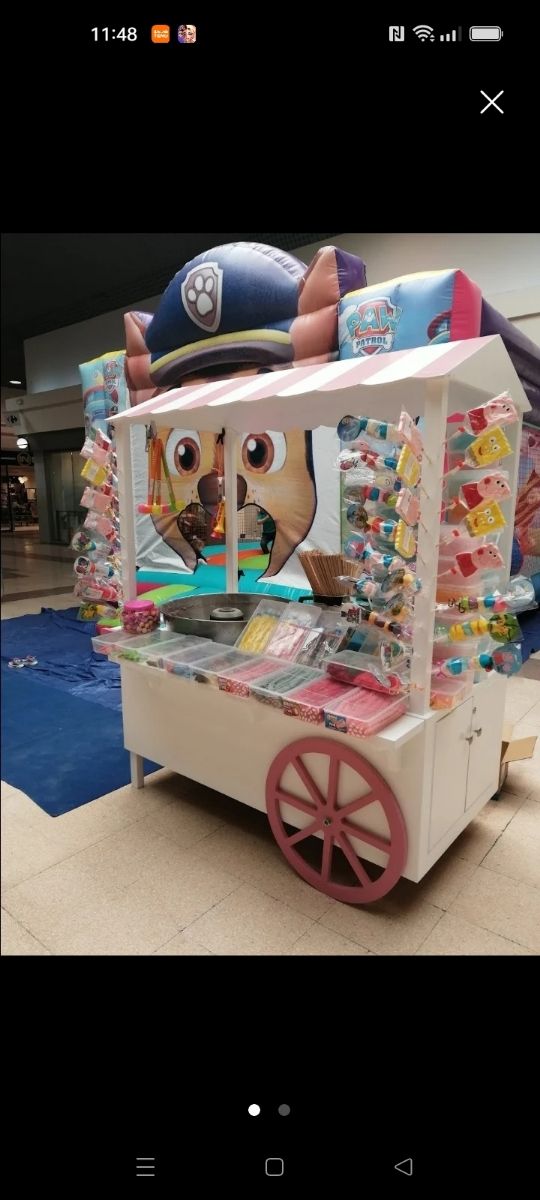 Carrito de madera para chuches y máquina de algodó