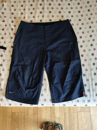 Pantalones NIKE hombre.  Media pierna. Corte ancho