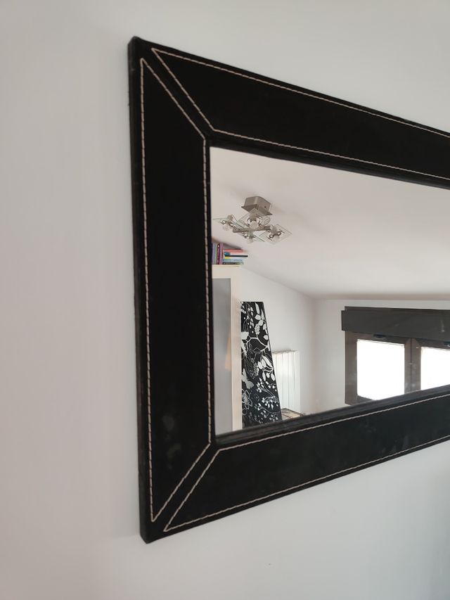 Espejo negro con marco de cuero sintético