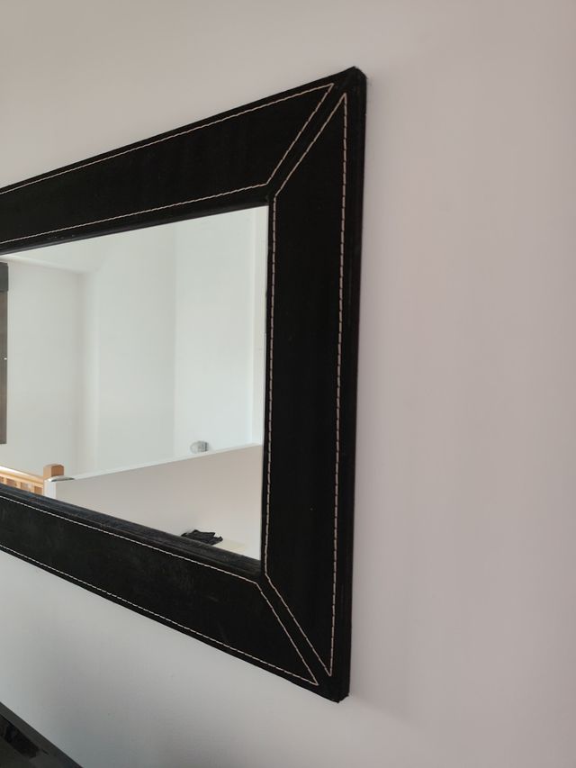 Espejo negro con marco de cuero sintético