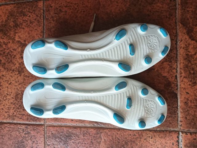 Botas fútbol Nike blancas-teal